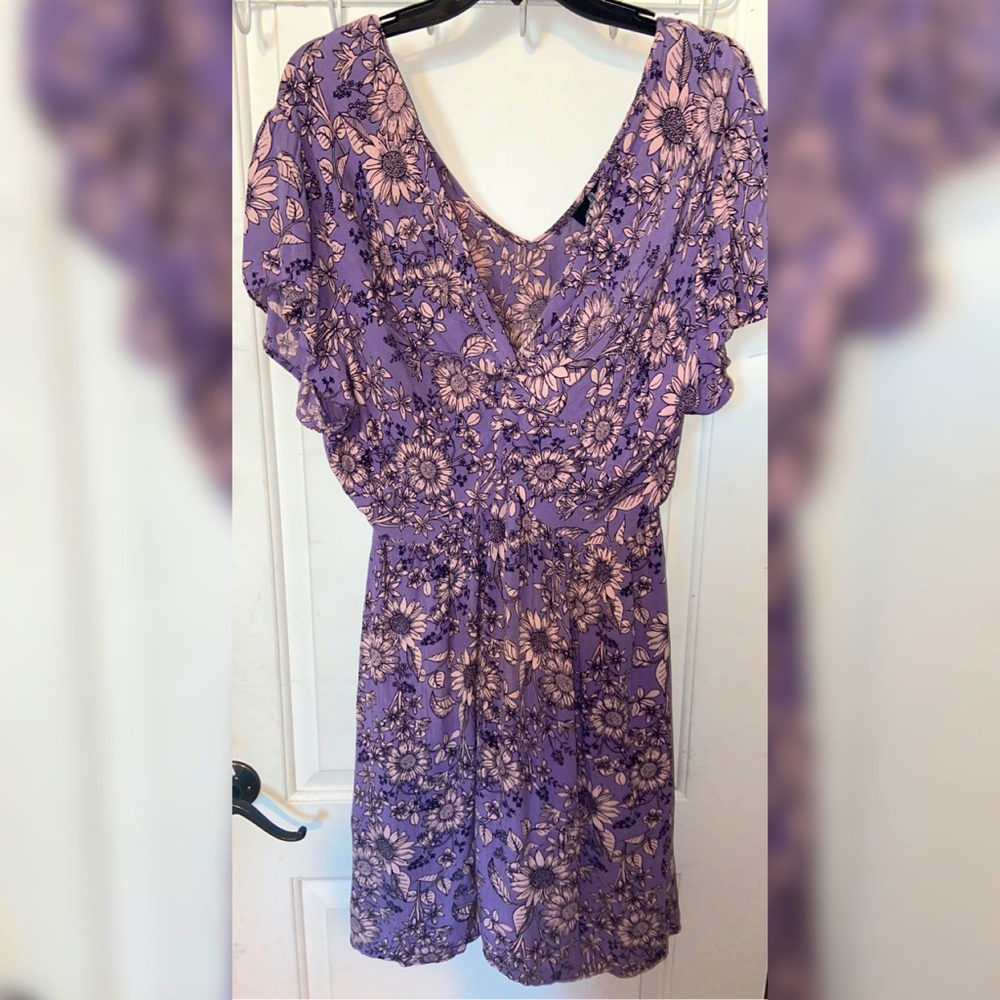PURPLE FLORAL FRONT TWIST DRESS.